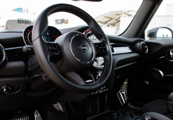 Подержанный автомобиль MINI Hatch 2021 года (9 фото)