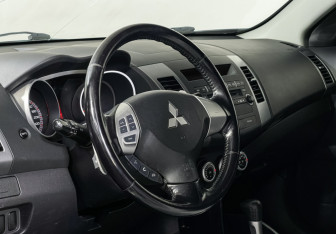 Подержанный автомобиль Mitsubishi Outlander 2008 года (12 фото)