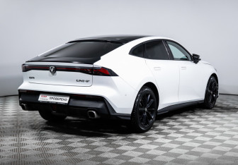 Подержанный автомобиль Changan UNI-V 2023 года (5 фото)