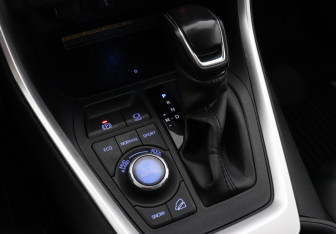 Подержанный автомобиль Toyota RAV4 2021 года (16 фото)