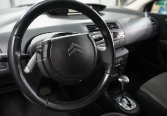 Подержанный автомобиль Citroen C4 Hatchback 2008 года (14 фото)