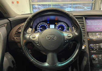 Подержанный автомобиль Infiniti QX70 2013 года (14 фото)
