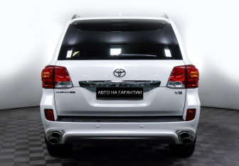 Подержанный автомобиль Toyota Land Cruiser Suv 2015 года (6 фото)