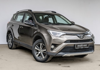 Подержанный автомобиль Toyota RAV4 2016 года (3 фото)