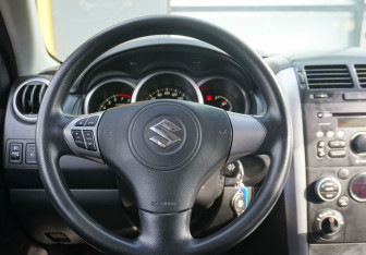 Подержанный автомобиль Suzuki Grand Vitara 2013 года (12 фото)