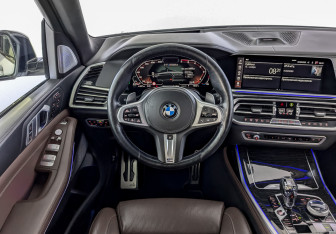Подержанный автомобиль BMW X7 2019 года (22 фото)