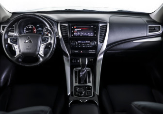 Подержанный автомобиль Mitsubishi Pajero Sport 2017 года (12 фото)