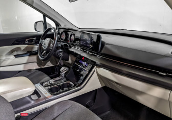 Подержанный автомобиль Kia Carnival 2021 года (11 фото)