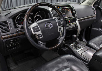 Подержанный автомобиль Toyota Land Cruiser Suv 2013 года (17 фото)