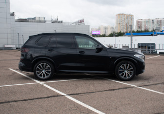 Подержанный автомобиль BMW X5 2020 года (5 фото)