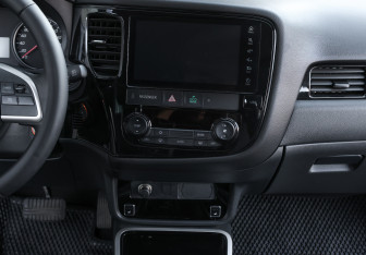 Подержанный автомобиль Mitsubishi Outlander 2022 года (14 фото)