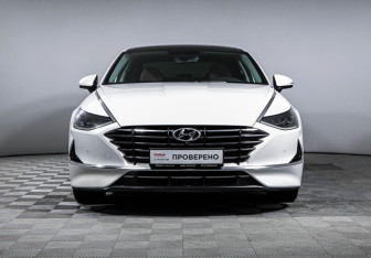 Подержанный автомобиль Hyundai Sonata 2021 года (2 фото)