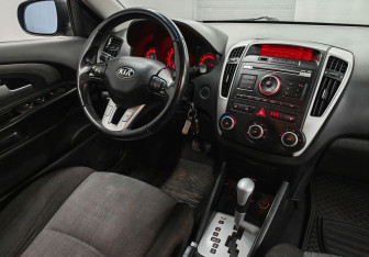 Подержанный автомобиль Kia Ceed Hatchback 2011 года (10 фото)