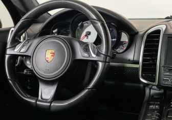 Подержанный автомобиль Porsche Cayenne 2013 года (14 фото)