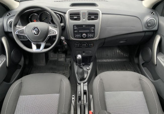 Подержанный автомобиль Renault Sandero 2015 года (10 фото)