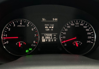 Подержанный автомобиль Nissan X-Trail 2012 года (15 фото)