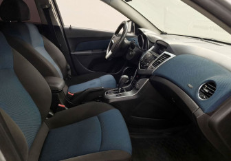 Подержанный автомобиль Chevrolet Cruze Sedan 2011 года (9 фото)