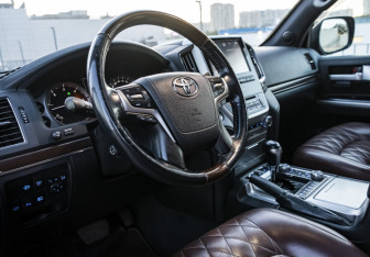 Подержанный автомобиль Toyota Land Cruiser Suv 2016 года (9 фото)