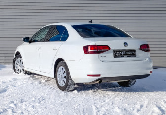 Подержанный автомобиль Volkswagen Jetta Sedan 2016 года (7 фото)