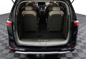 Подержанный автомобиль Kia Carnival 2020 года (10 фото)