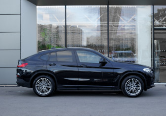 Подержанный автомобиль BMW X4 2019 года (3 фото)