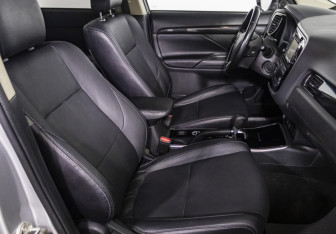 Подержанный автомобиль Mitsubishi Outlander 2017 года (10 фото)