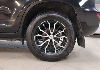 Подержанный автомобиль Toyota RAV4 2011 года (9 фото)