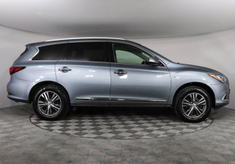 Подержанный автомобиль Infiniti QX60 2017 года (4 фото)