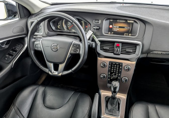 Подержанный автомобиль Volvo V40 Hatchback 2019 года (30 фото)