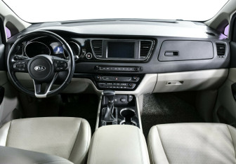 Подержанный автомобиль Kia Carnival 2018 года (7 фото)