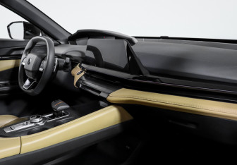 Подержанный автомобиль Changan UNI-V 2023 года (9 фото)