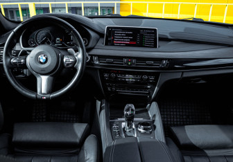 Подержанный автомобиль BMW X6 2017 года (12 фото)
