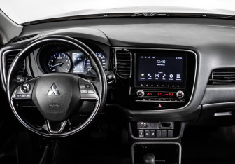 Подержанный автомобиль Mitsubishi Outlander 2021 года (9 фото)
