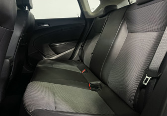 Подержанный автомобиль Opel Astra Hatchback 2011 года (10 фото)