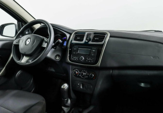 Подержанный автомобиль Renault Sandero 2015 года (5 фото)