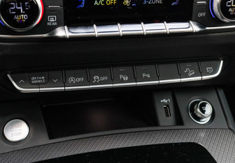 Подержанный автомобиль Audi Q5 2025 года (27 фото)