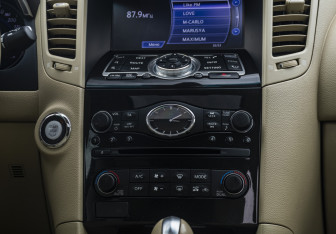 Подержанный автомобиль Infiniti QX70 2014 года (14 фото)