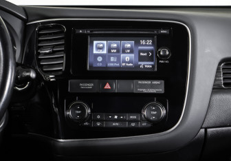 Подержанный автомобиль Mitsubishi Outlander 2015 года (14 фото)