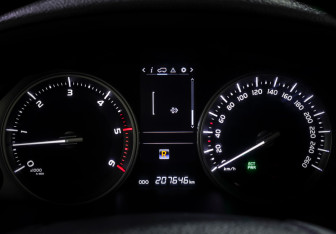 Подержанный автомобиль Toyota Land Cruiser Suv 2015 года (17 фото)