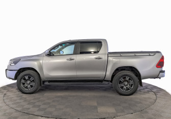 Подержанный автомобиль Toyota Hilux 2022 года (8 фото)