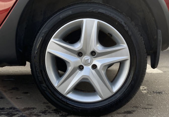 Подержанный автомобиль Renault Sandero 2018 года (9 фото)