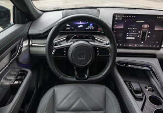 Подержанный автомобиль Zeekr 001 2023 года (13 фото)