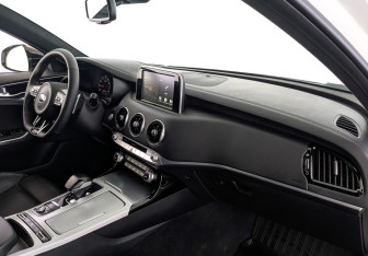 Подержанный автомобиль Kia Stinger 2018 года (13 фото)