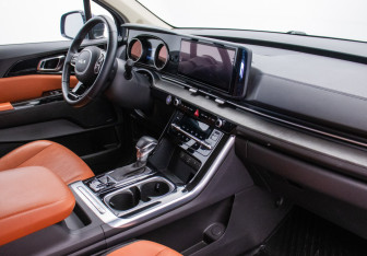 Подержанный автомобиль Kia Carnival 2023 года (10 фото)