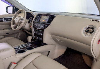 Подержанный автомобиль Nissan Pathfinder 2014 года (11 фото)
