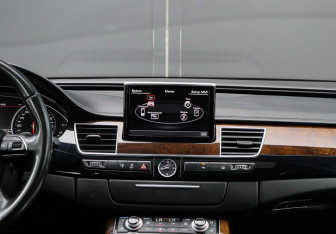 Подержанный автомобиль Audi A8 2015 года (13 фото)