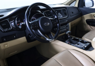 Подержанный автомобиль Kia Carnival 2018 года (14 фото)