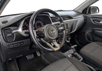 Подержанный автомобиль Kia Rio Hatchback 2021 года (14 фото)