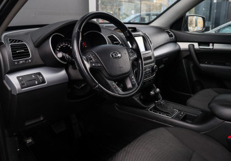 Подержанный автомобиль Kia Sorento 2013 года (12 фото)