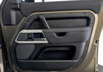 Подержанный автомобиль Land Rover Defender Suv 2020 года (25 фото)